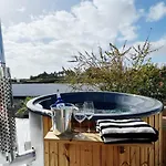 Emily Alpine Chic With Hot Tub And Ocean View Willa